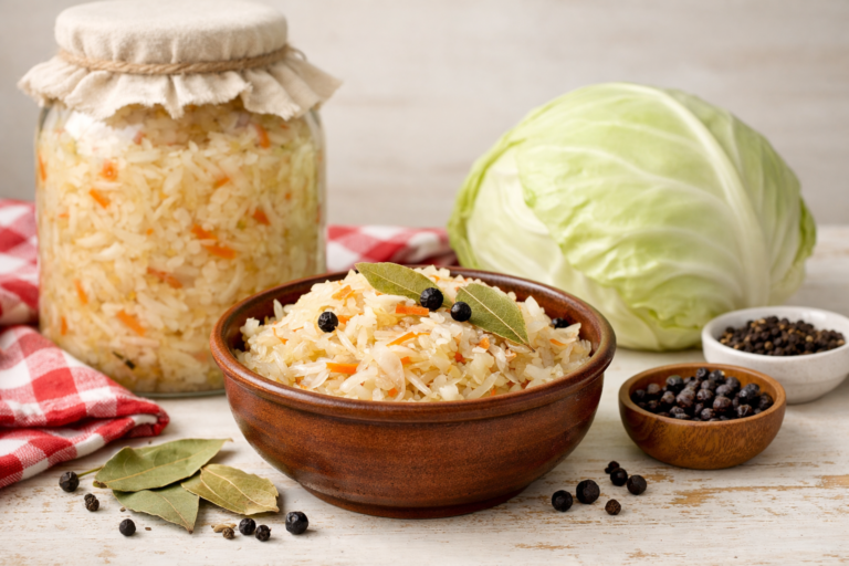 Bol de kapusta kiszona, chou fermenté polonais aux fines lanières, servi avec une salade fraîche et du pain de seigle